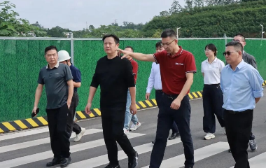 三江新區(qū)（臨港經(jīng)開區(qū)）黨工委委員、南溪經(jīng)開區(qū)管委會(huì)主任李勇率隊(duì)調(diào)研遠(yuǎn)東股份宜賓智能產(chǎn)業(yè)園